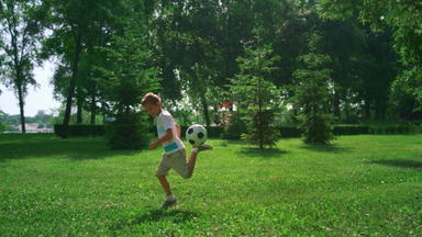 集中孩子闪烁足球球男孩培训新鲜的空气夏天公园